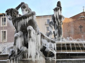 Piazza Della Repubblica a Roma con la Fontana Dell'Esedra ghiacciata stamattina, 17 dicembre 2010, alle ore 8. ANSA/ MARIO DE RENZIS